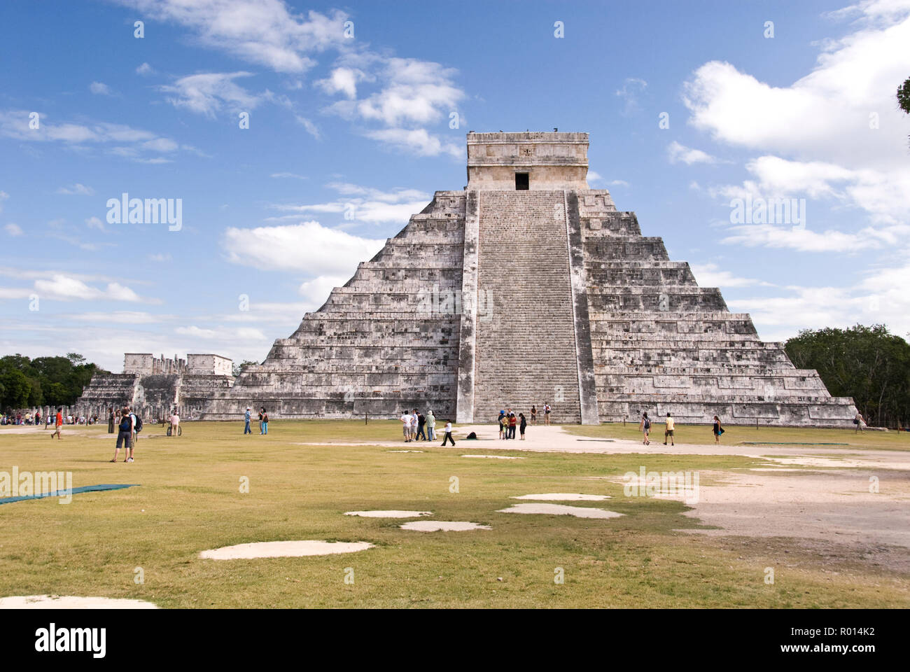 Les touristes visitent El Castillo, aussi connu comme le Temple de Kukulcan, une pyramide de Chichen Itza, au Mexique. Banque D'Images
