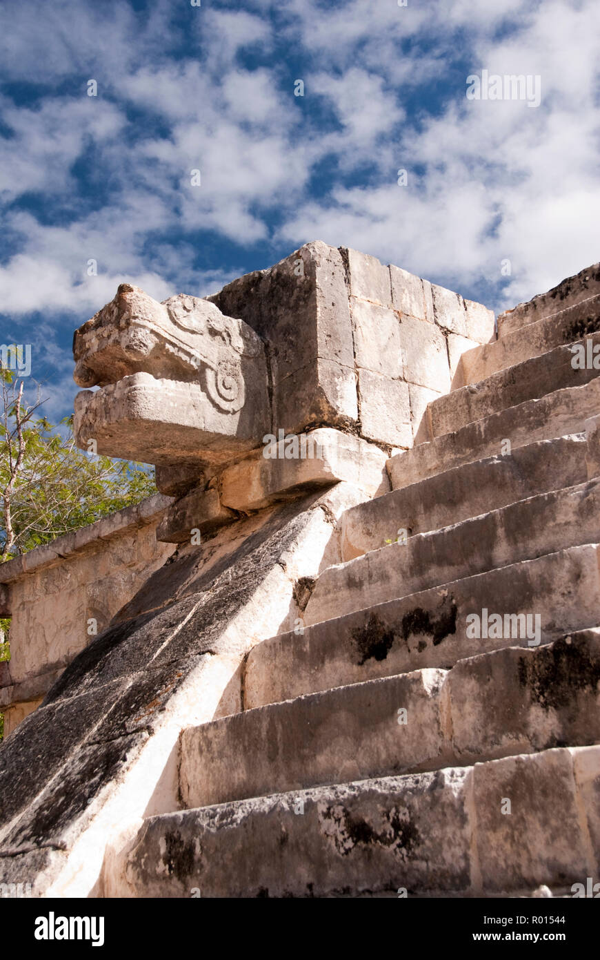 Décorer l'escalier tête de serpent sur la plate-forme de Vénus, dédiée à la  planète Vénus, à Chichen Itza, Yucatan, Mexique Photo Stock - Alamy