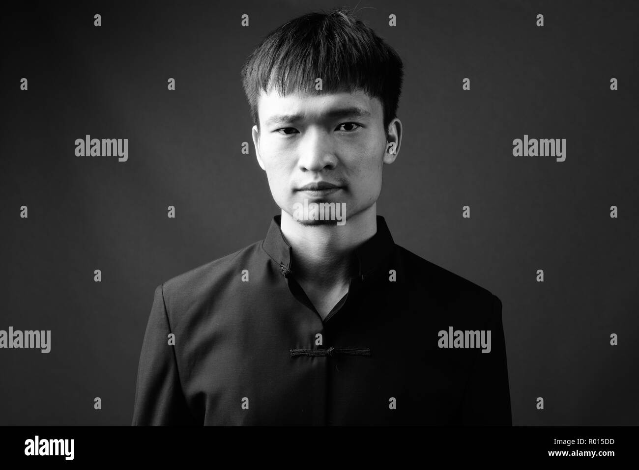 Portrait de jeune homme chinois en noir et blanc Banque D'Images