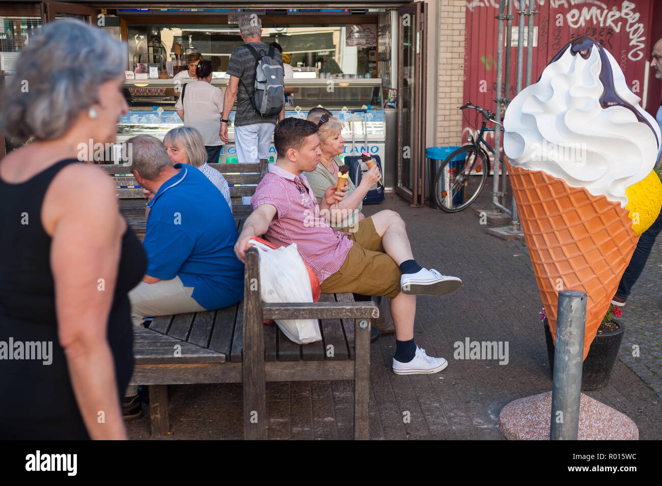 Berlin, Allemagne, les gens de manger de la crème glacée Banque D'Images