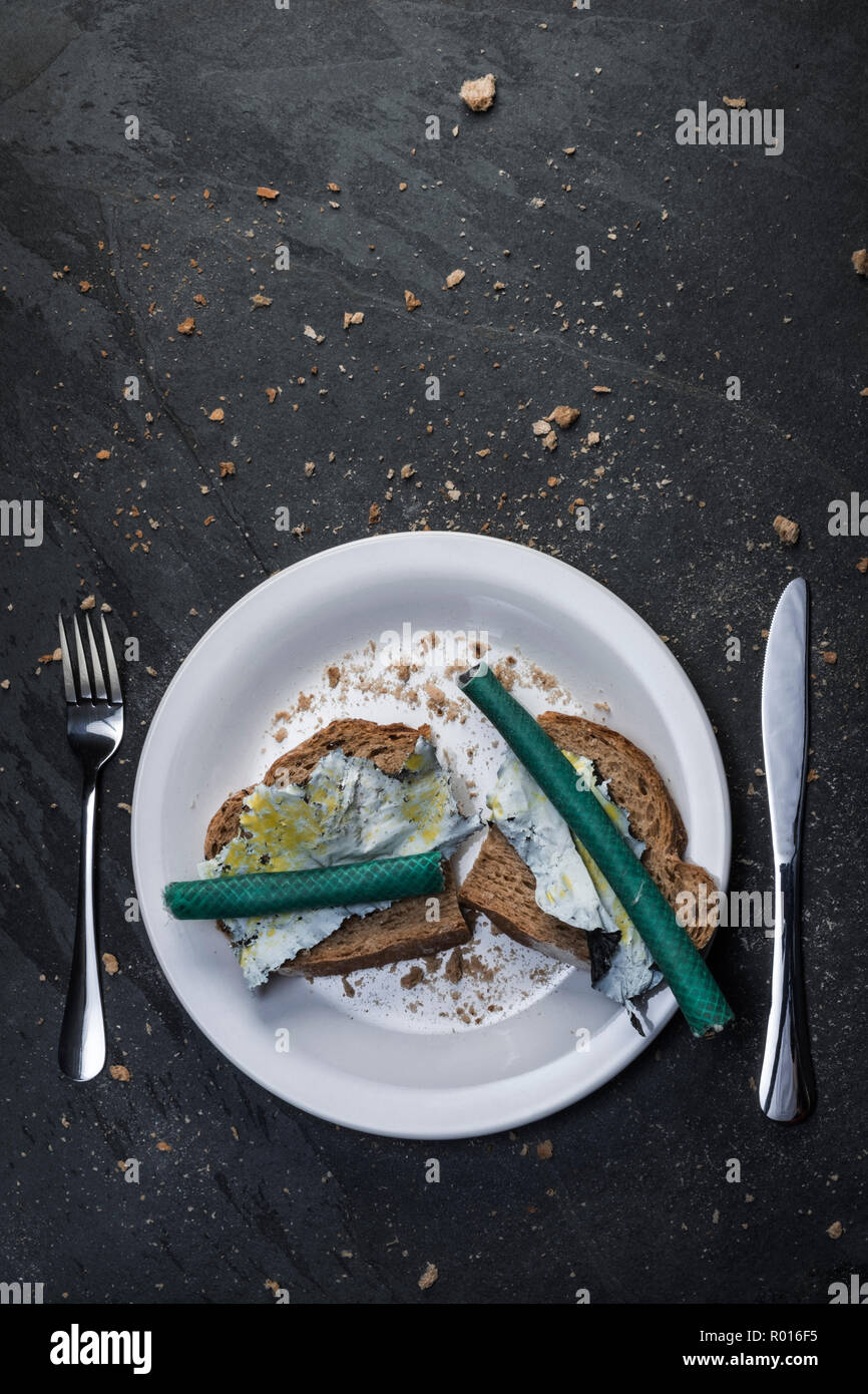 Un repas de déchets plastiques sur toast. Banque D'Images
