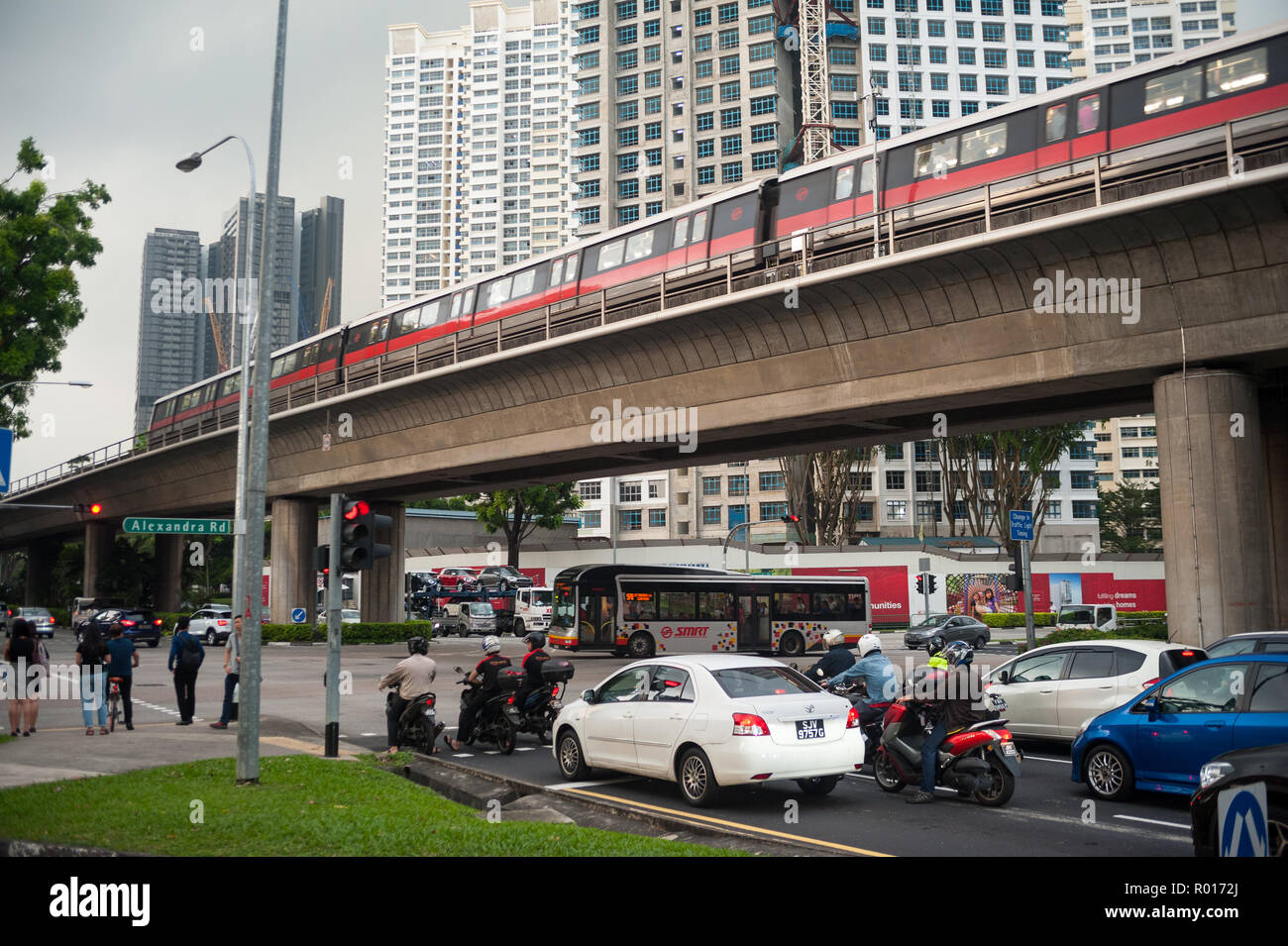 République de Singapour, une scène de rue avec un véhicule léger sur rail Banque D'Images République de Singapour, une scène de rue avec un véhicule léger sur rail Banque D'Images