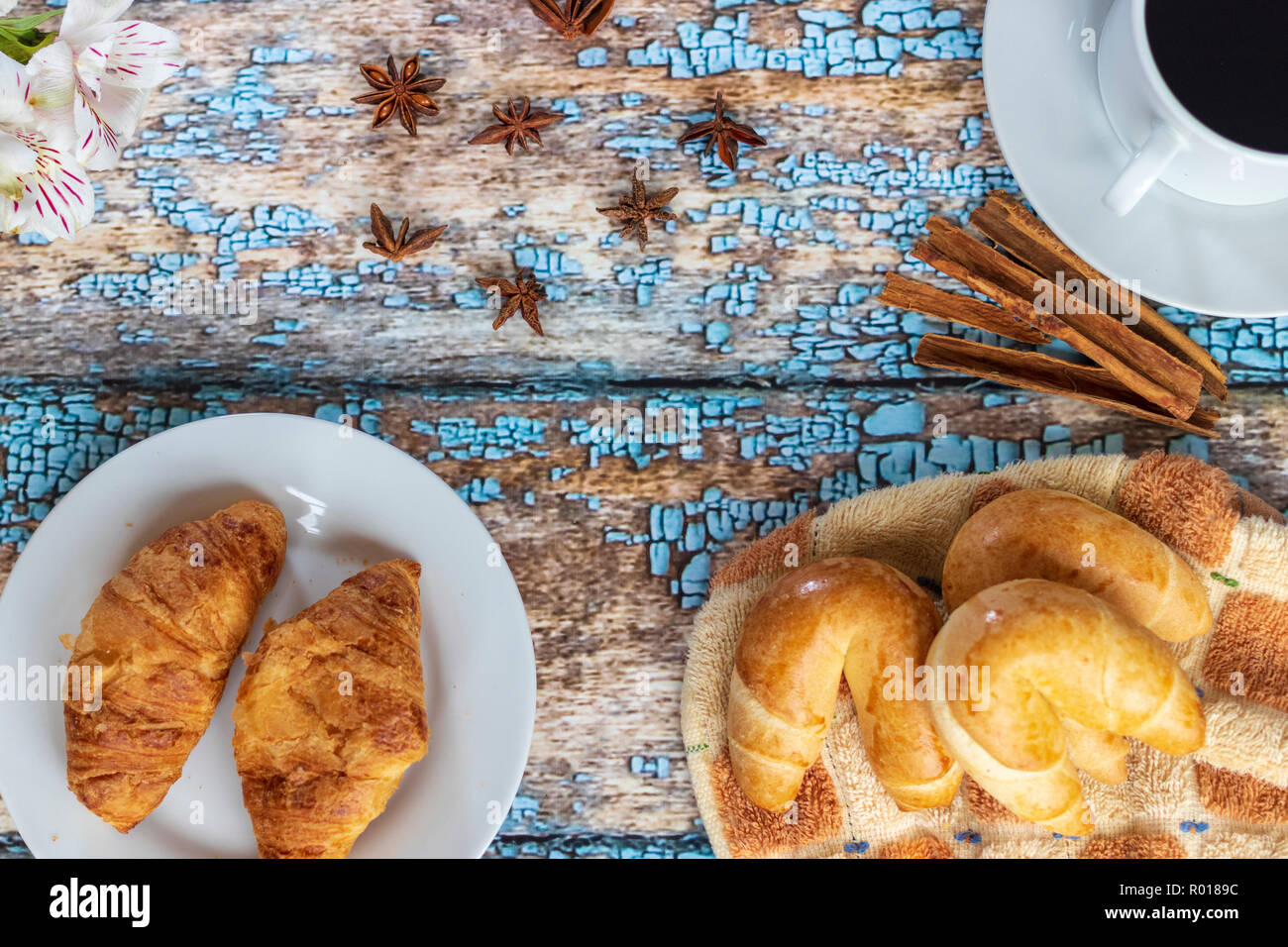 De délicieux croissants au petit déjeuner Banque D'Images