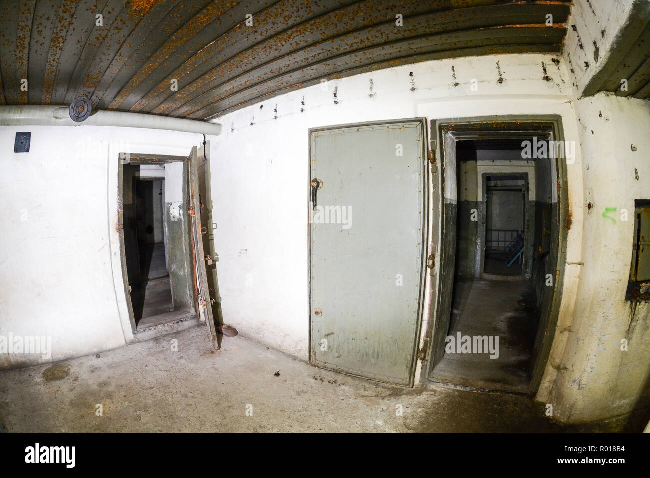 Abandonné et dévasté de l'intérieur de la fortification de défense côtière de la guerre froide dans l'hôtel, la Pologne. Banque D'Images