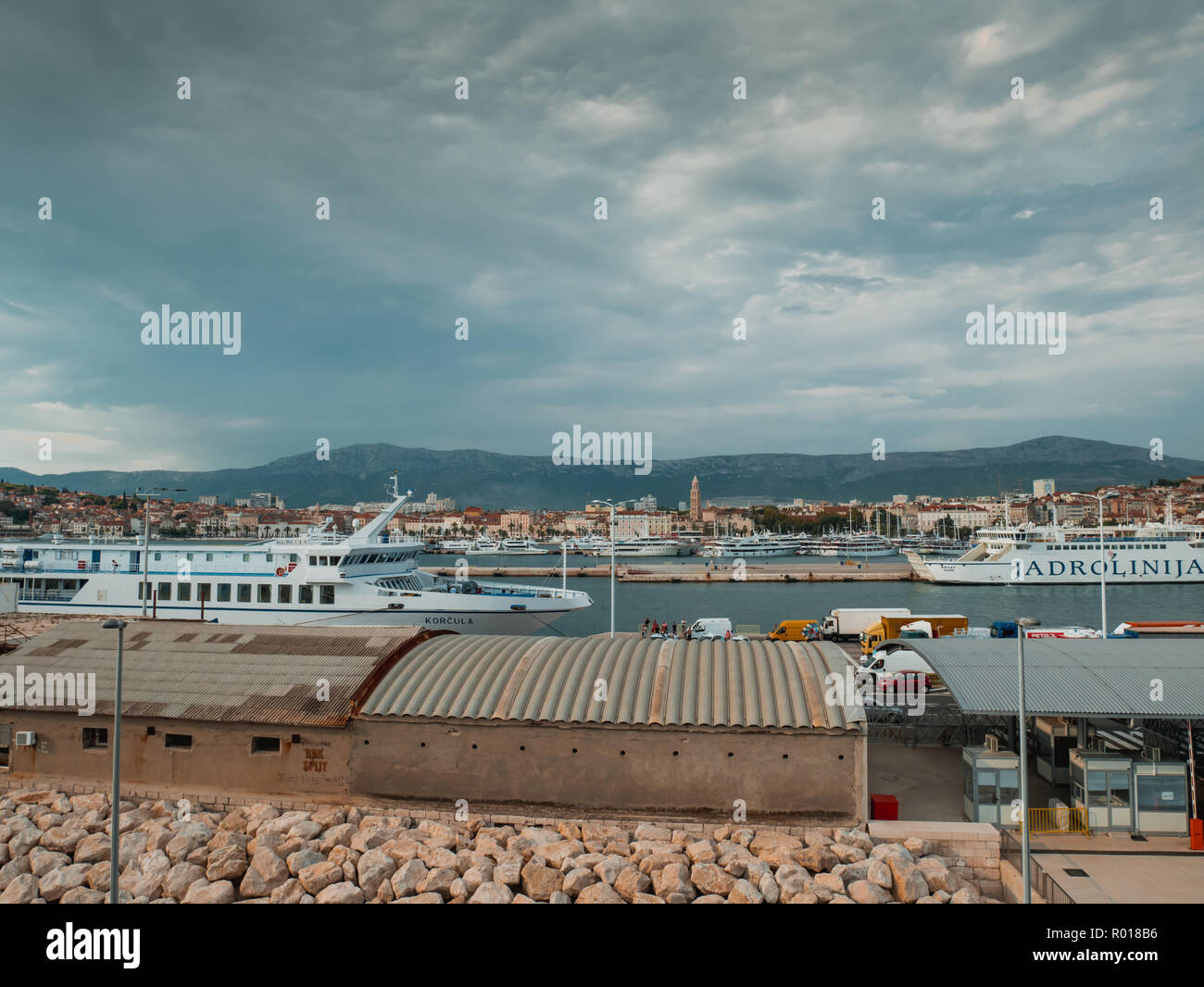 Voir l'éditorial de Split en Croatie ville port plein de bateaux Banque D'Images