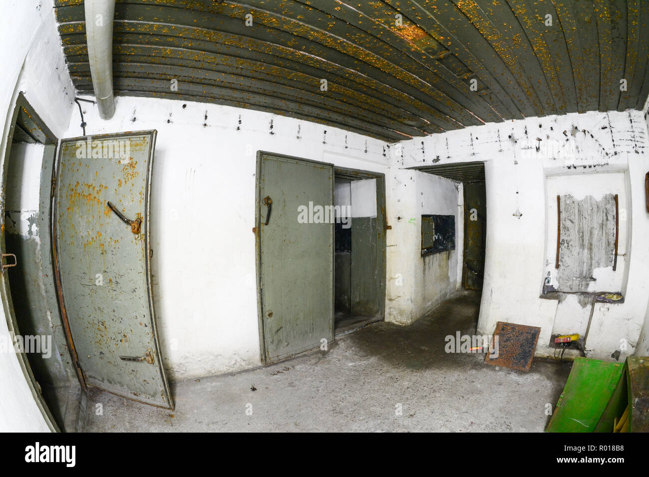 Abandonné et dévasté de l'intérieur de la fortification de défense côtière de la guerre froide dans l'hôtel, la Pologne. Banque D'Images