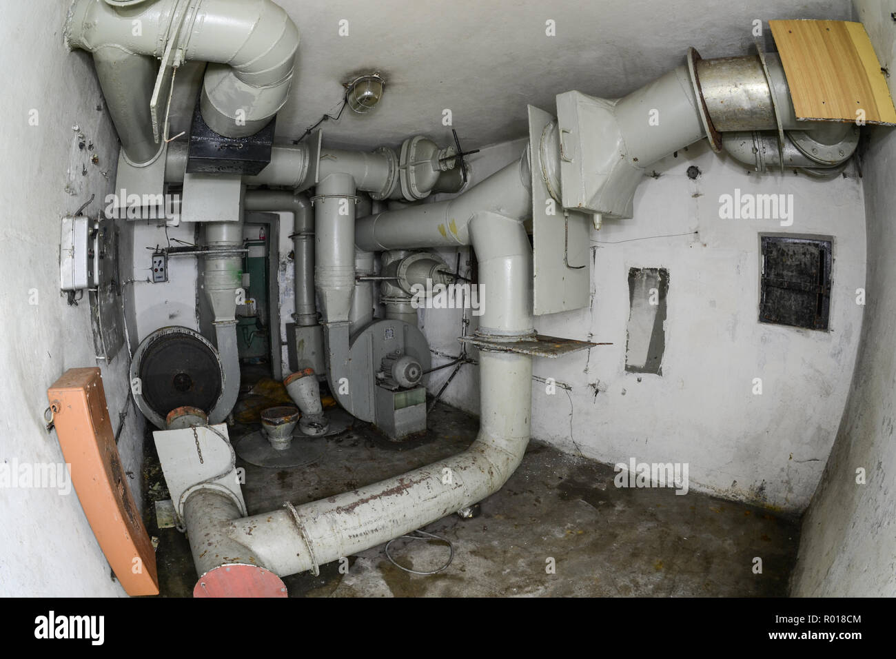 Salle du filtre de l'abandon de l'âge de la guerre froide à l'épreuve nucléaire souterrain de défense côtière bunker dans Hel, Pologne. Banque D'Images