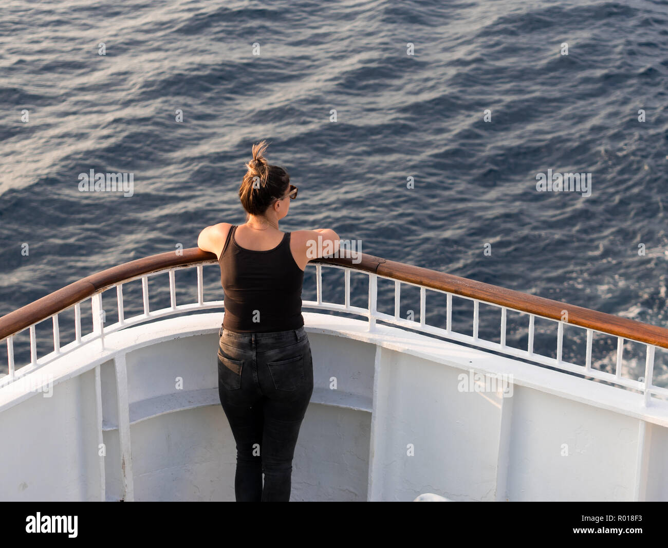 Femme sur bateau de croisière à la clôture à la mer bleue Banque D'Images