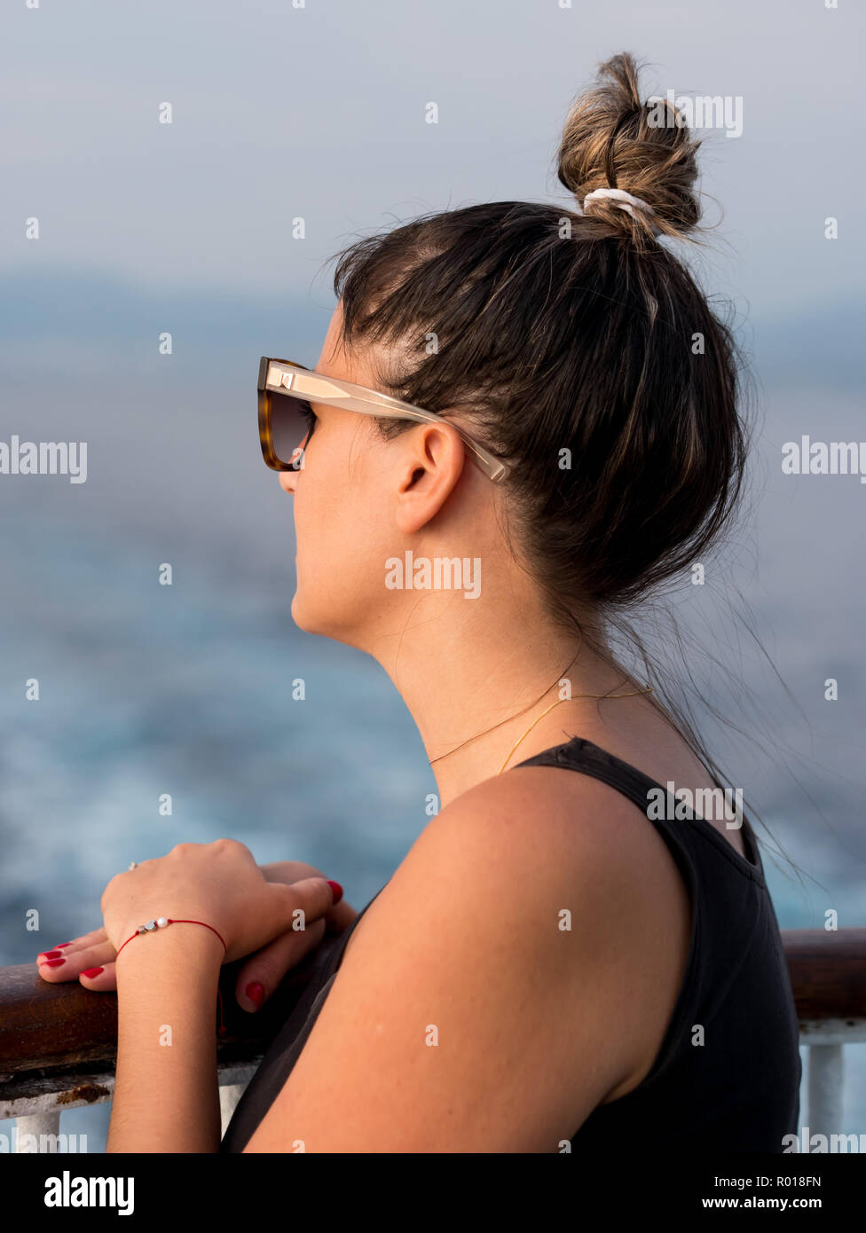 Jeune femme sur le navire de croisière face à la mer Banque D'Images