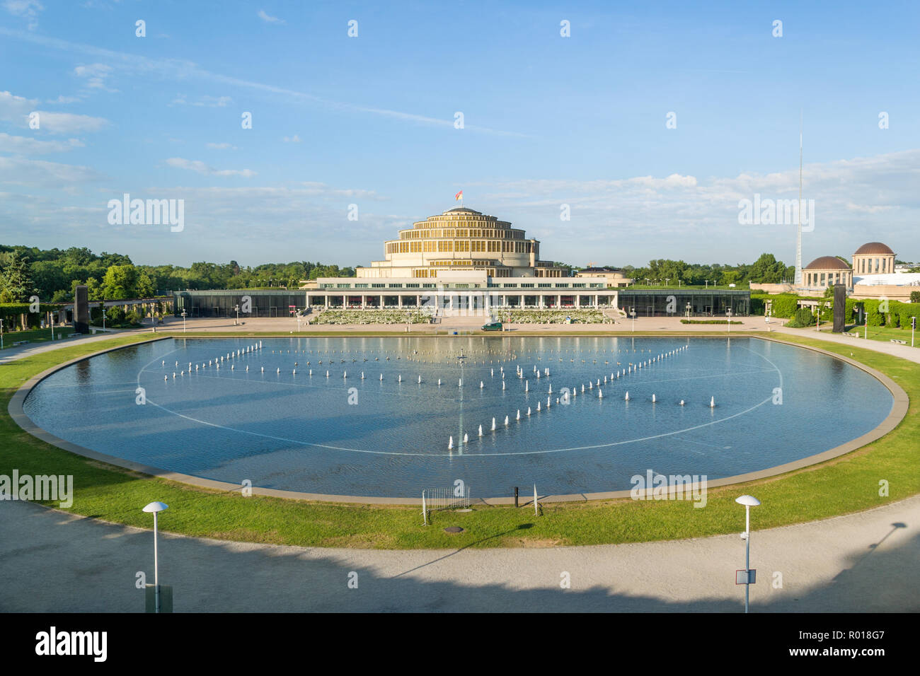 Centennial Hall complexe avec pergola et sa fontaine multimédia à Wroclaw, Pologne. Banque D'Images