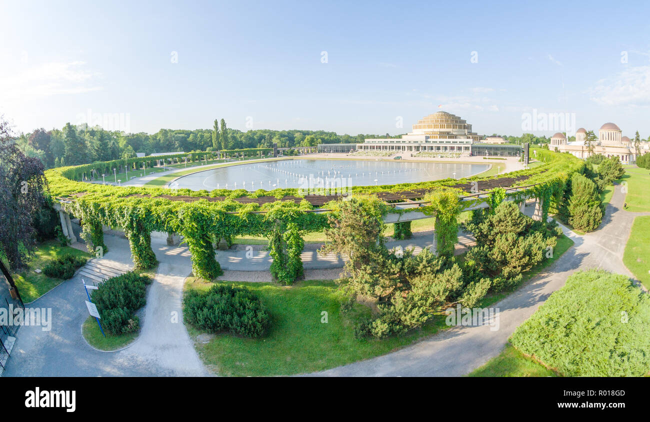 Centennial Hall complexe avec pergola et sa fontaine multimédia à Wroclaw, Pologne. Banque D'Images