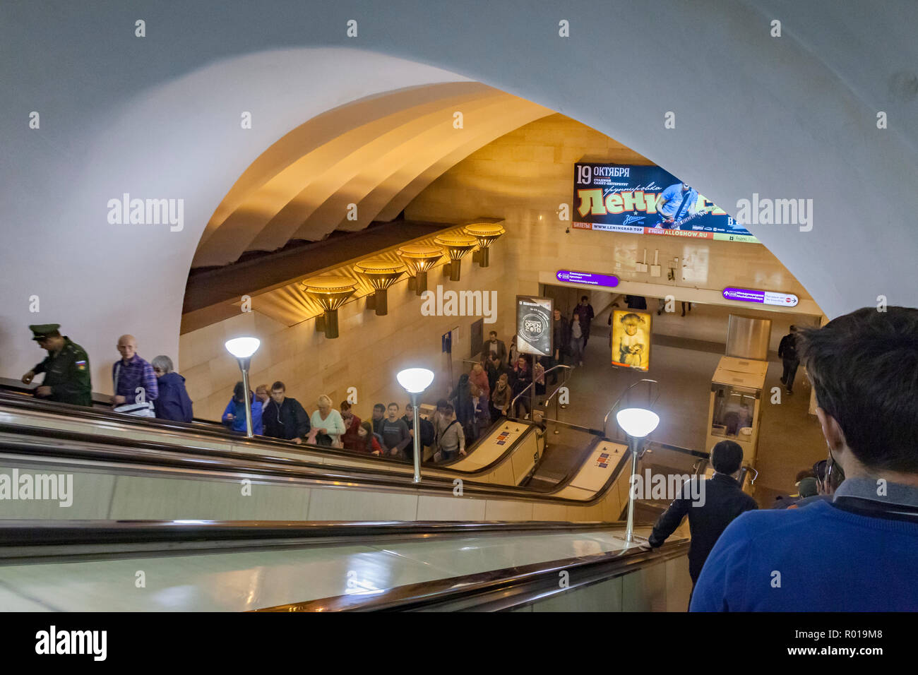 18 Septembre 2018 : St Petersburg, Russie - Escaliers mécaniques de la gare sur le Sportivnaya Metro St Petersbourg. Banque D'Images