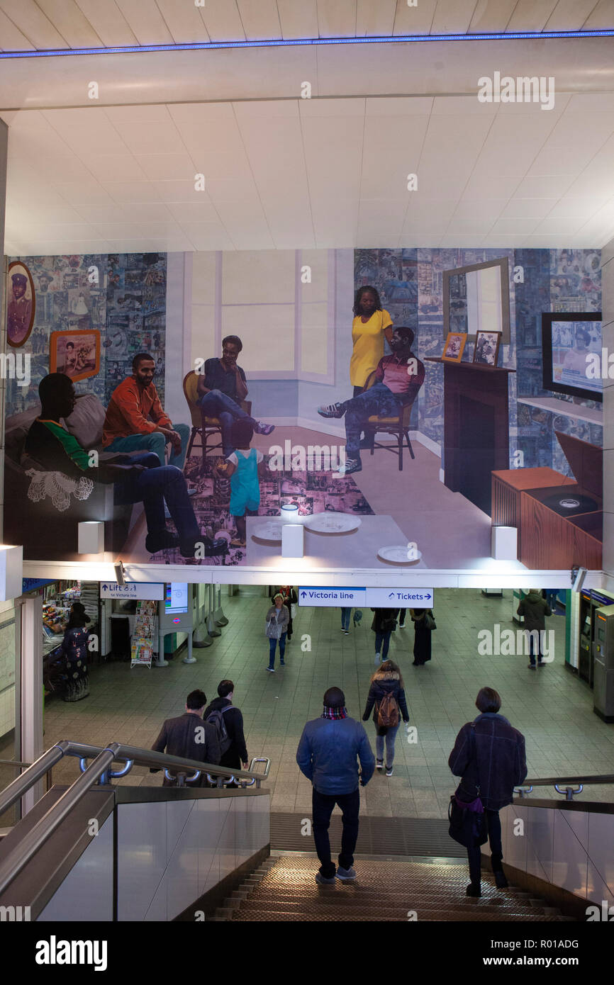 Nigerian-American artiste Njideka Akunyili Crosby's 'murales restent, prospères", à la station de métro de Londres à Brixton, présente trois générations de Banque D'Images