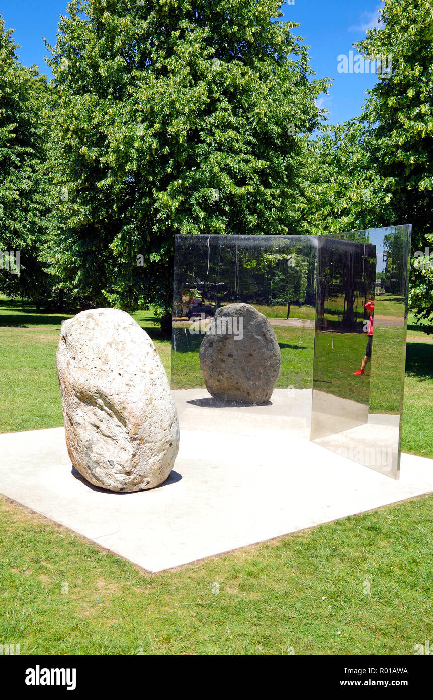 Une sculpture en pierre et en acier argenté appelé Relatum-Stage, par l'artiste coréen Lee Ufan, près de la Serpentine Gallery, Kensington Gardens, Londres Banque D'Images