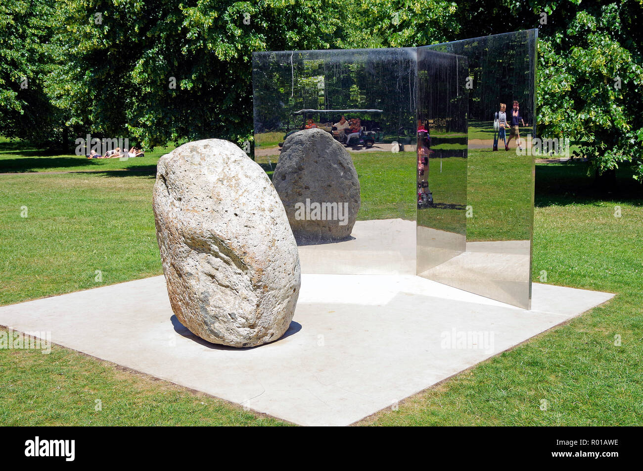 Une sculpture en pierre et en acier argenté appelé Relatum-Stage, par l'artiste coréen Lee Ufan, près de la Serpentine Gallery, Kensington Gardens, Londres Banque D'Images