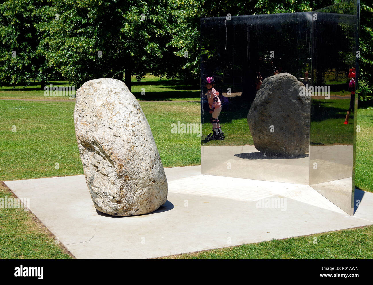 Une sculpture en pierre et en acier argenté appelé Relatum-Stage, par l'artiste coréen Lee Ufan, près de la Serpentine Gallery, Kensington Gardens, Londres Banque D'Images
