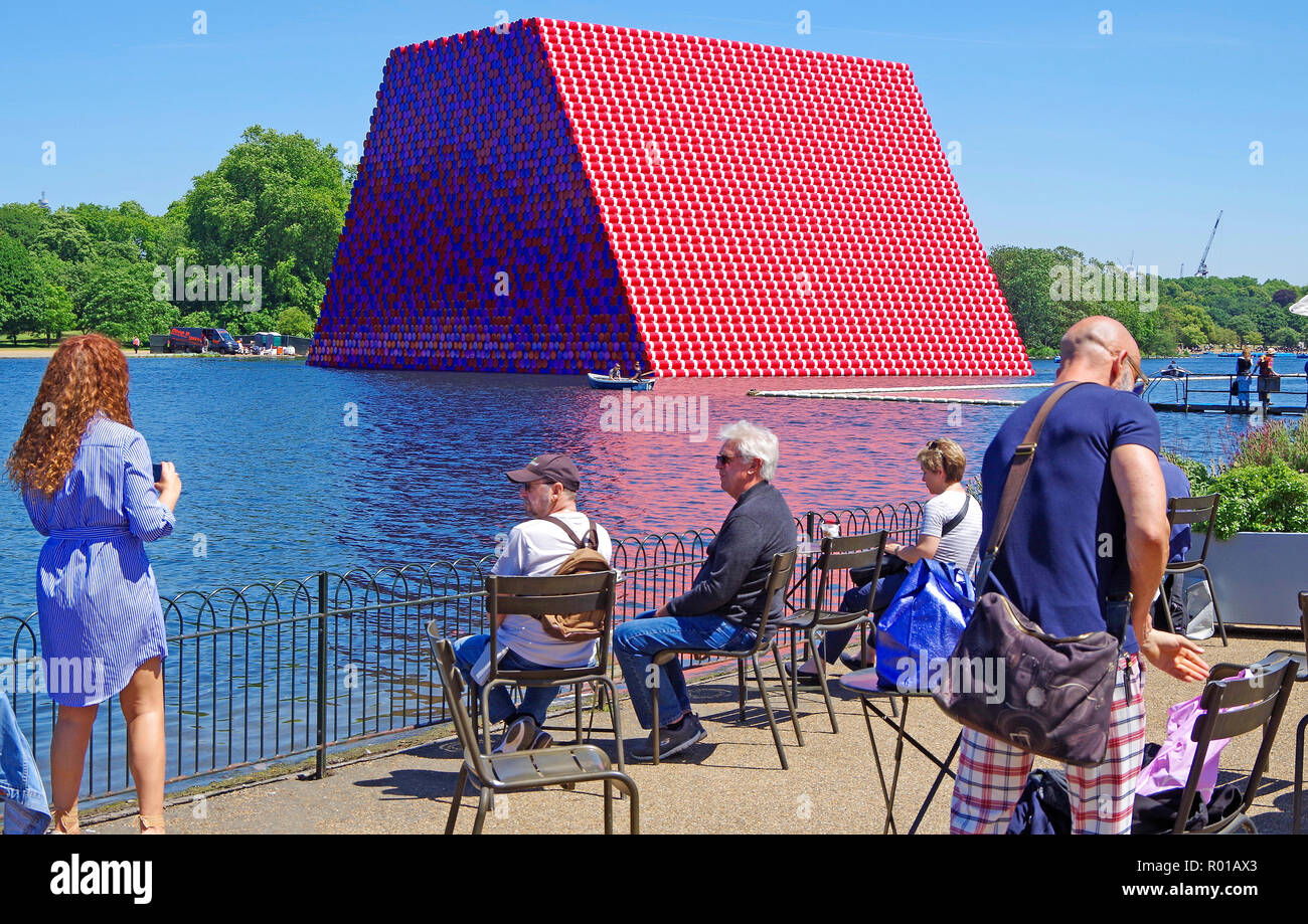 Le mastaba de Londres, une œuvre d'Art, peint 7506 fûts d'huile flottant sur le lac Serpentine, à Hyde Park, Londres. Banque D'Images
