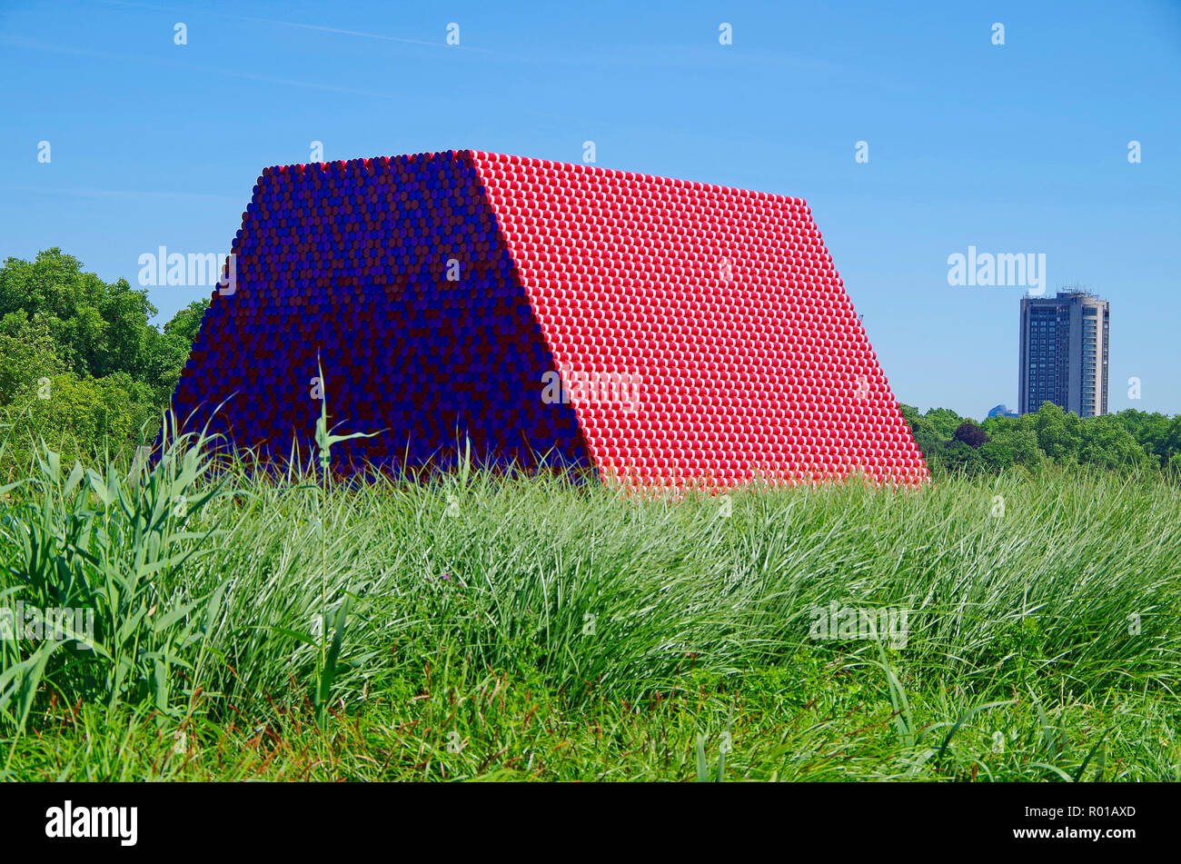 Le mastaba de Londres, une œuvre d'Art, peint 7506 fûts d'huile flottant sur le lac Serpentine, à Hyde Park, Londres. Banque D'Images