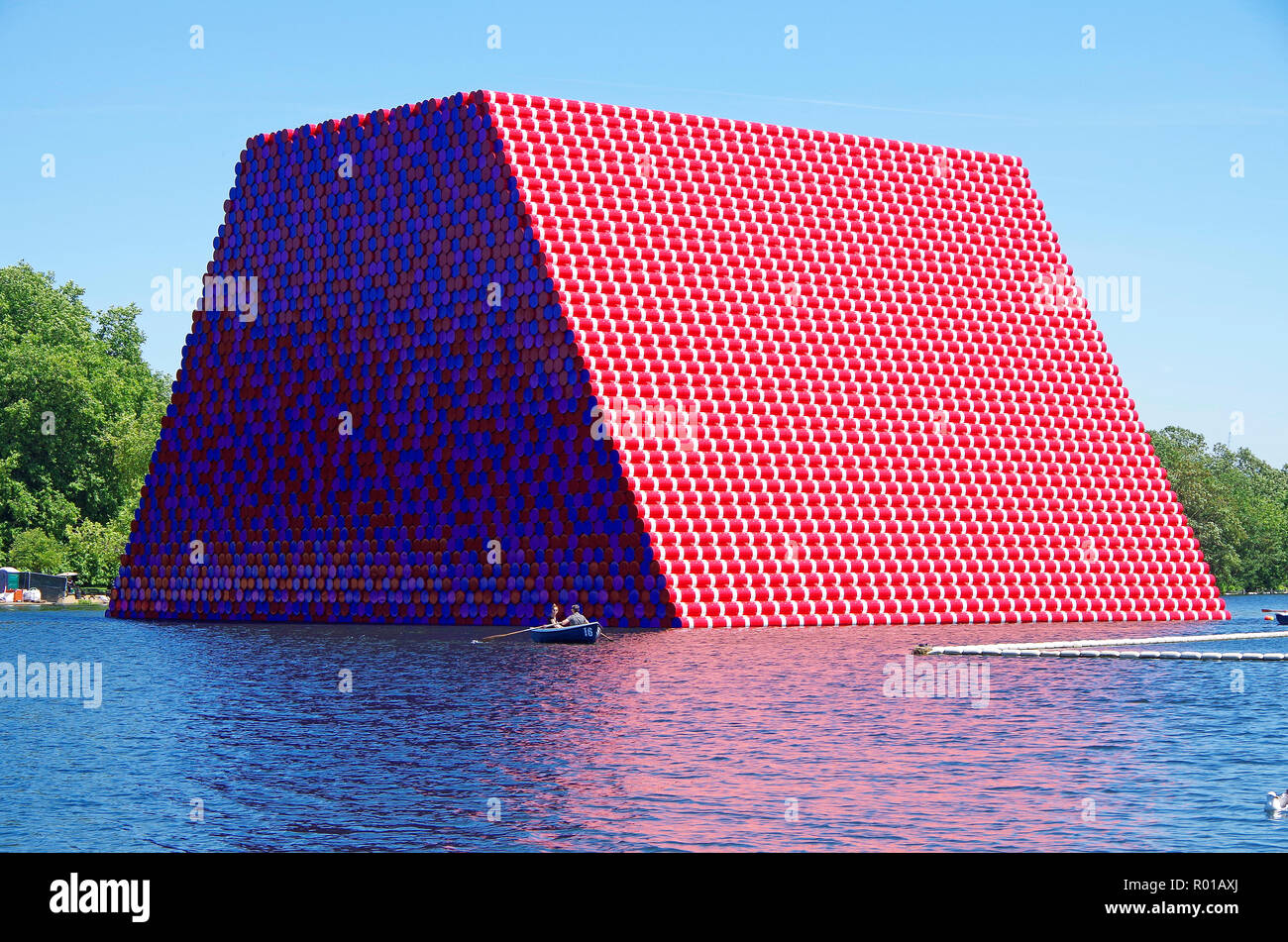 Le mastaba de Londres, une œuvre d'Art, peint 7506 fûts d'huile flottant sur le lac Serpentine, à Hyde Park, Londres. Banque D'Images