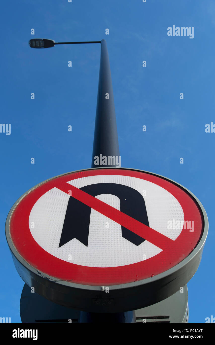 Panneau routier britannique montrant que les demi-tours ne sont pas autorisés Banque D'Images