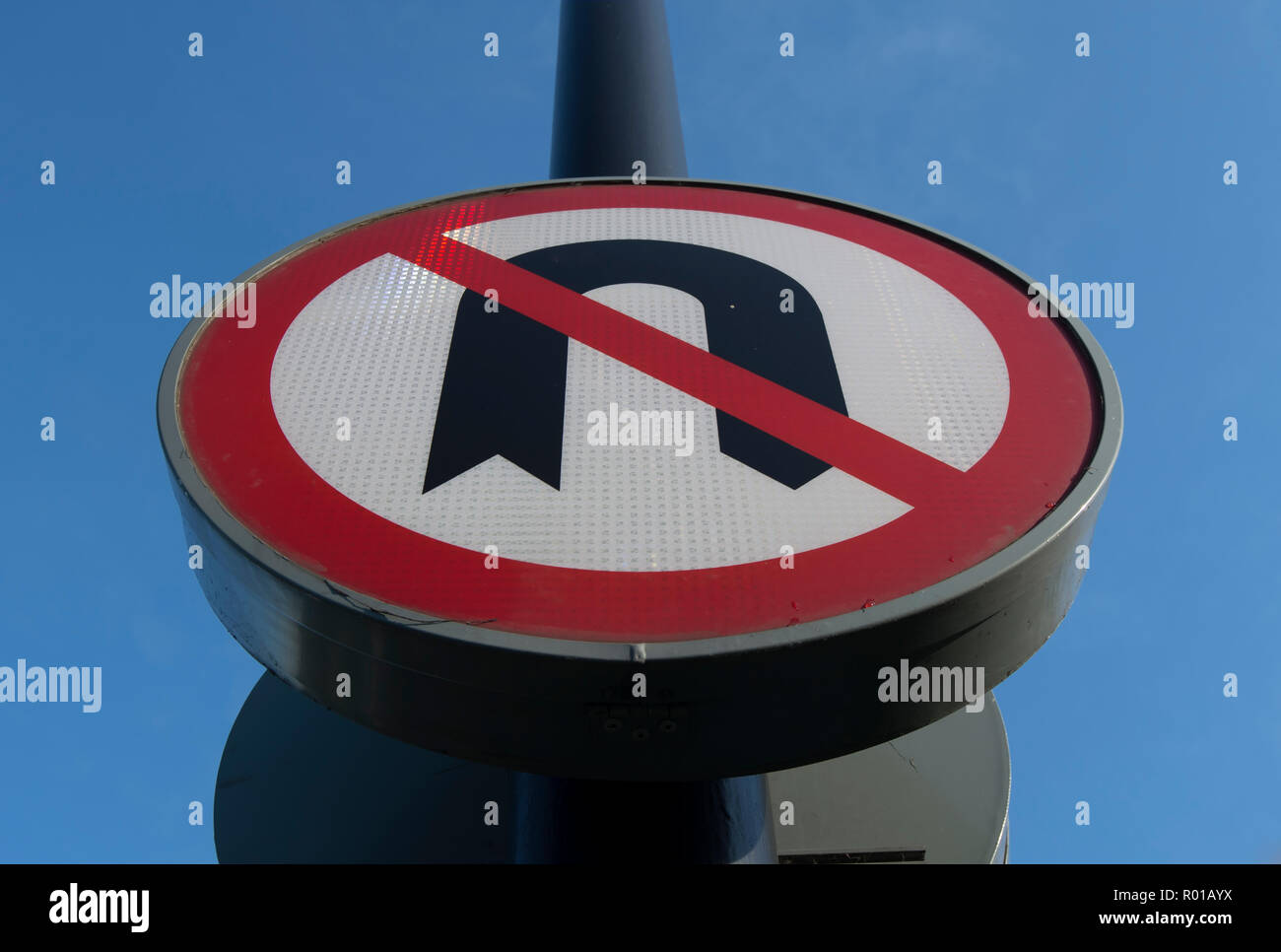 Panneau routier britannique montrant que les demi-tours ne sont pas autorisés Banque D'Images