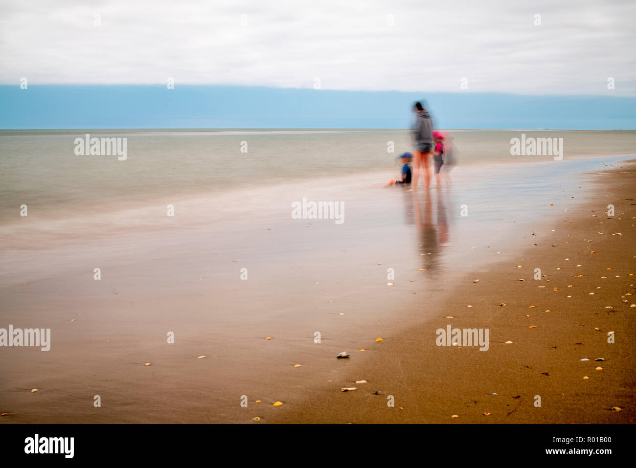 Les enfants sur la plage, longue exposition shot. Banque D'Images