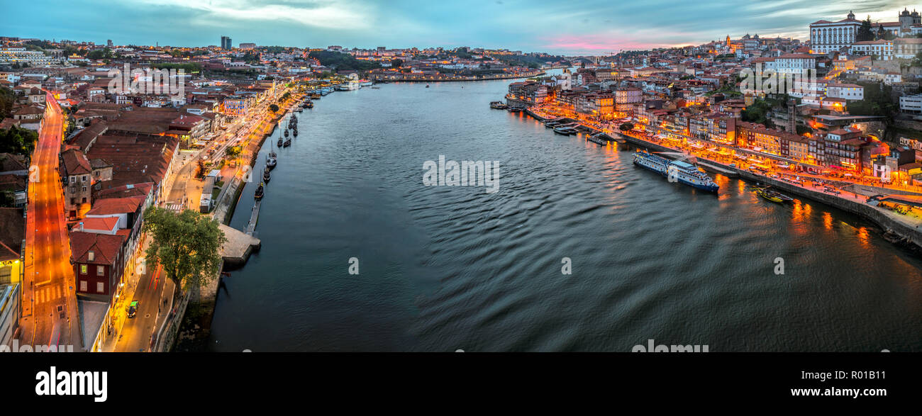Vue panoramique sur le fleuve Douro et la ville de Porto (rive droite) et Vilanova de Gaia (rive gauche) du Pont Dom Luis I, au Portugal. Banque D'Images