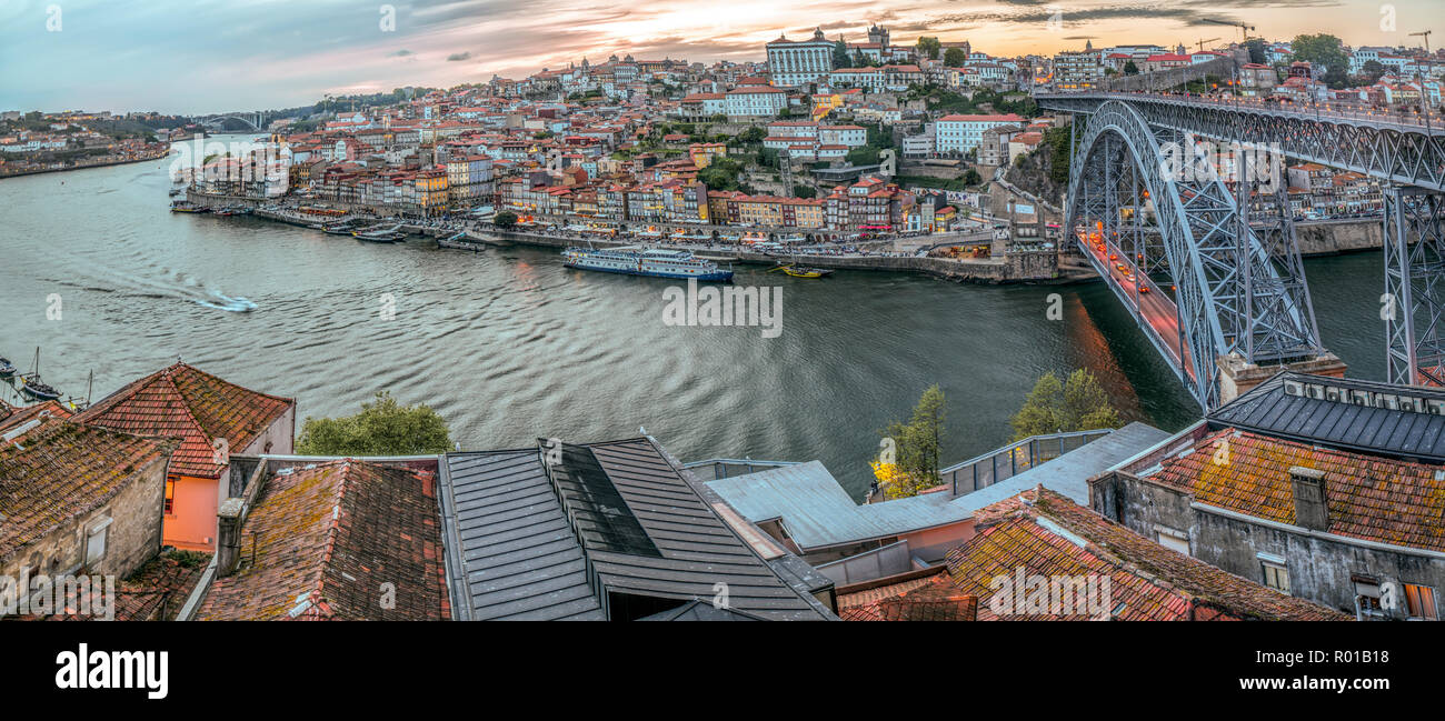 Vue de la ville de Porto et le Douro de Vilanova de Gaia, Portugal. Panorama haute résolution. Banque D'Images
