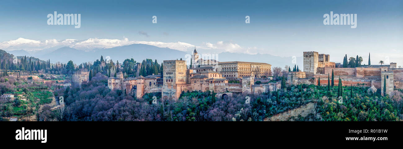 Vue panoramique de la colline de l'Alhambra avec le palais Nasrides et Charles V, Granada, Espagne. Banque D'Images