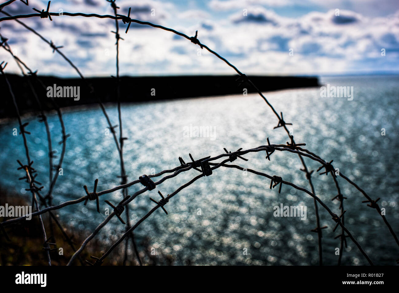 Les fils barbelés, Pointe du Hoc, Normandie. Pointe du Hoc est un promontoire avec un 100 ft (30 m) falaise surplombant la Manche sur la côte de Normand Banque D'Images