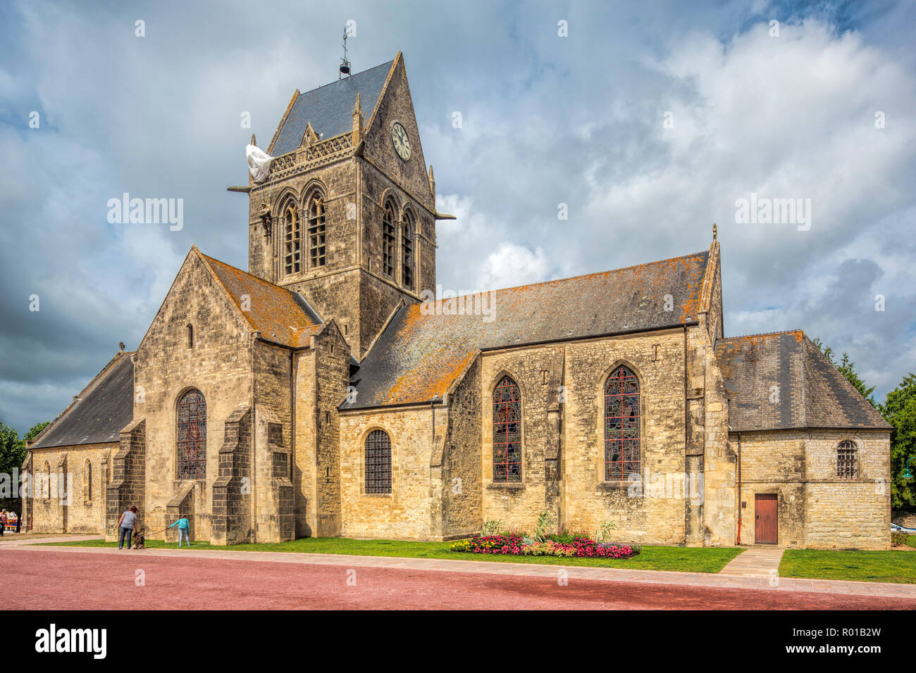 Église de Sainte-Mère-Église, la Normandie, avec le mémorial de parachute sur le clocher. La ville a joué un rôle important dans la seconde guerre mondiale, la Normandie Banque D'Images