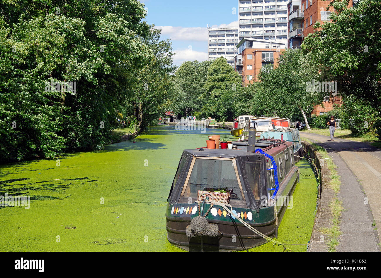 Le Grand Union Canal près de la Harrow Road Bridge, près de 20 étages de l'autorité locale, logement étroit canal bateaux transformés pour l'utilisation de loisirs Banque D'Images