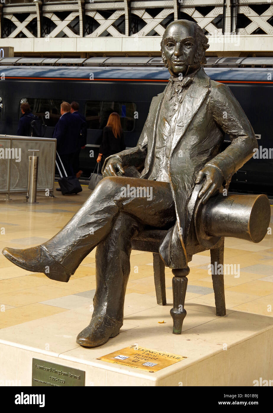 Statue en bronze du grand ingénieur britannique Isambard Brunel, à la gare de Paddington, Londres le terminus de la Great Western Railway. Banque D'Images