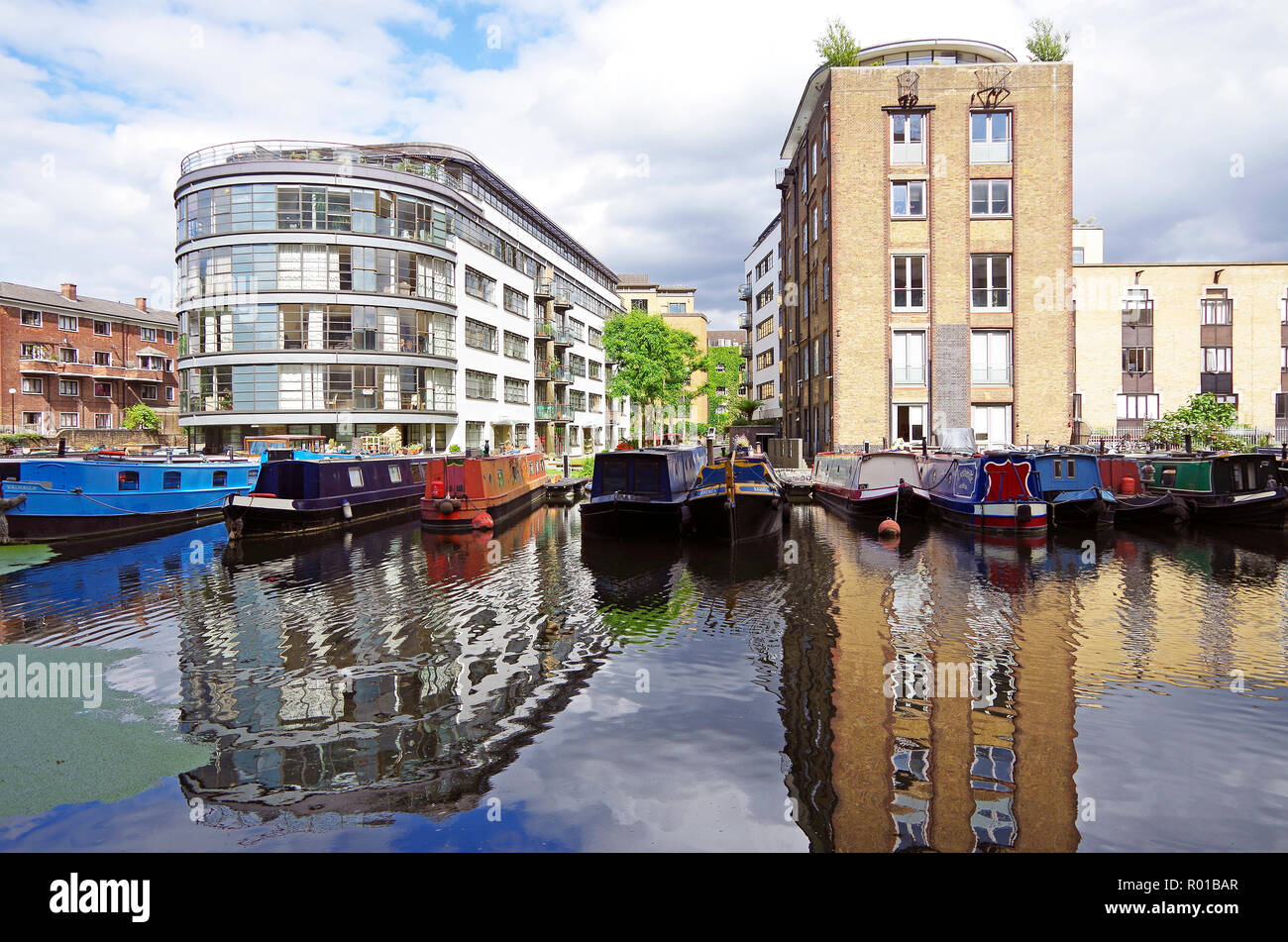 Divers bateaux du canal en bassin Battlebridge off, le Regent's Canal, dans une zone de revitalisation et l'utilisation industrielle du canal, dans la région de Kings Cross Banque D'Images