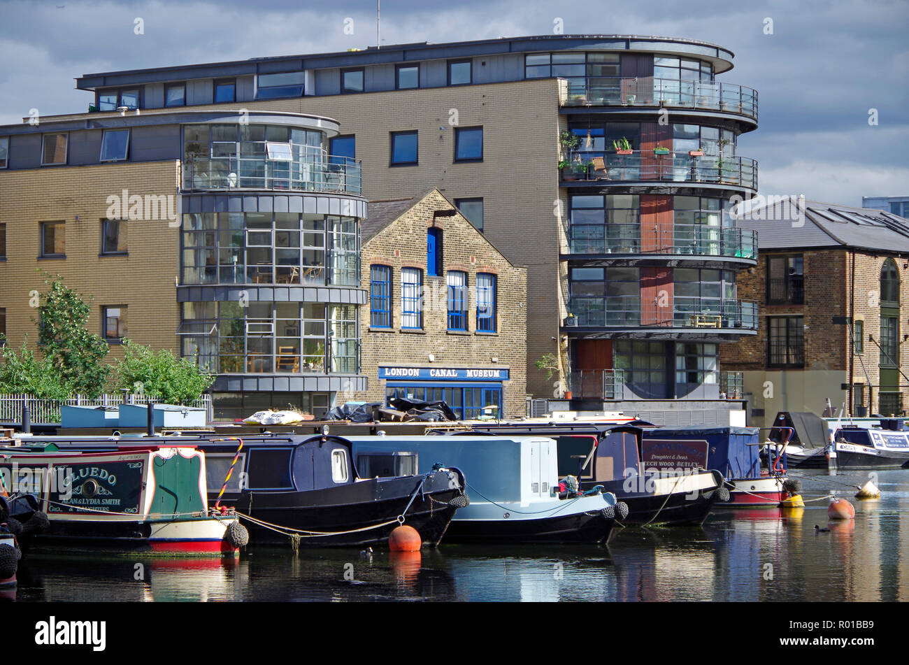 Divers bateaux du canal en bassin Battlebridge off, le Regent's Canal, dans une zone de revitalisation et l'utilisation industrielle du canal, dans la région de Kings Cross Banque D'Images