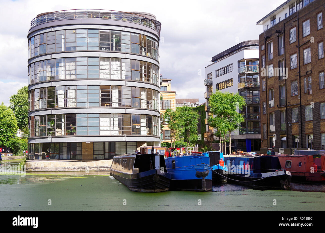 Divers bateaux du canal en bassin Battlebridge off, le Regent's Canal, dans une zone de revitalisation et l'utilisation industrielle du canal, dans la région de Kings Cross Banque D'Images