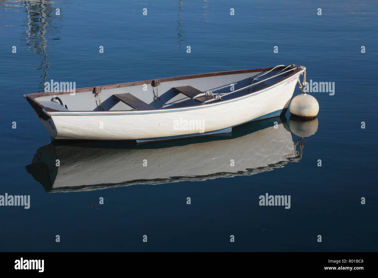 Un petit bateau amarré dans le port de Stromness, Orkney, Scotland Banque D'Images Un petit bateau amarré dans le port de Stromness, Orkney, Scotland Banque D'Images