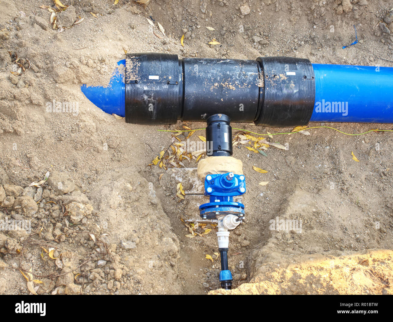 300mm tube en PEHD principal d'eau potable d'alimentation avec vanne de  réduction avec tuyau pour maison de famille. La réparation de  l'approvisionnement en eau dans des pipelines ville Photo Stock - Alamy