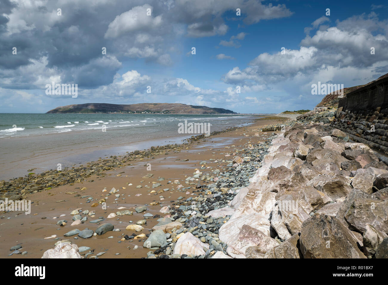 Vue depuis la plage de Penmaenmawr à la tête du grand orme vers Llandudno sur la côte nord du Pays de Galles UK Banque D'Images