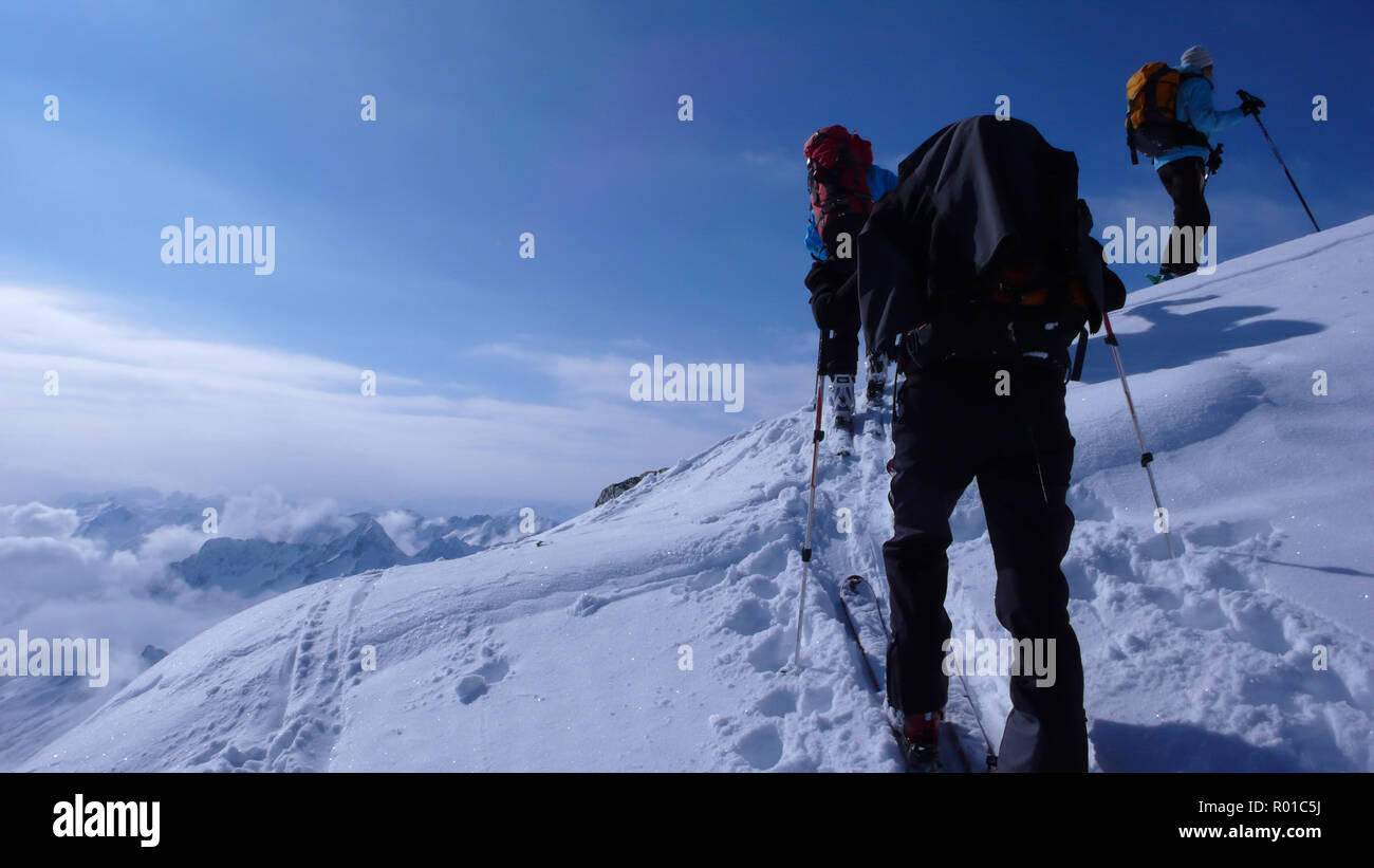 Plusieurs randonneurs randonnée pédestre et grimper à un pic de montagne en Suisse, sur une belle journée d'hiver Banque D'Images
