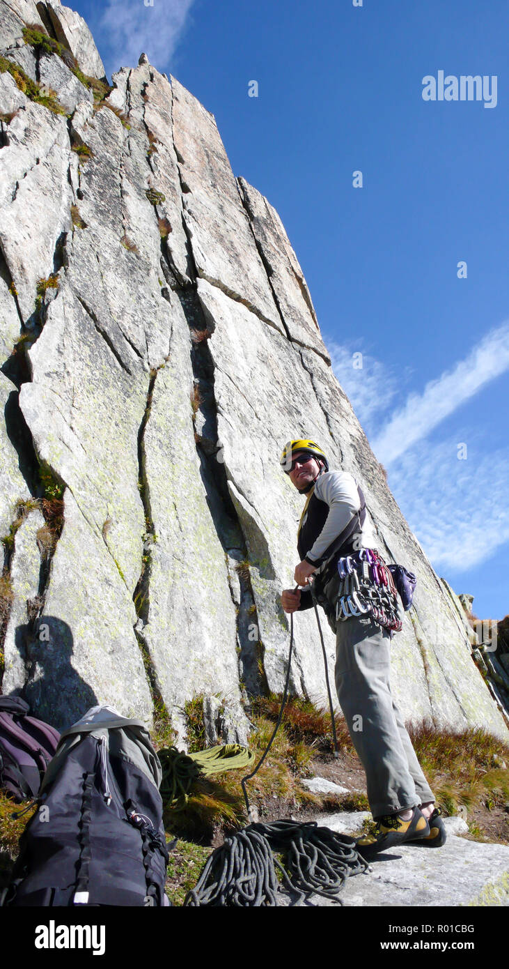 Guide de montagne alpiniste sur une route de granit raide dans les Alpes de Suisse sur une belle journée Banque D'Images
