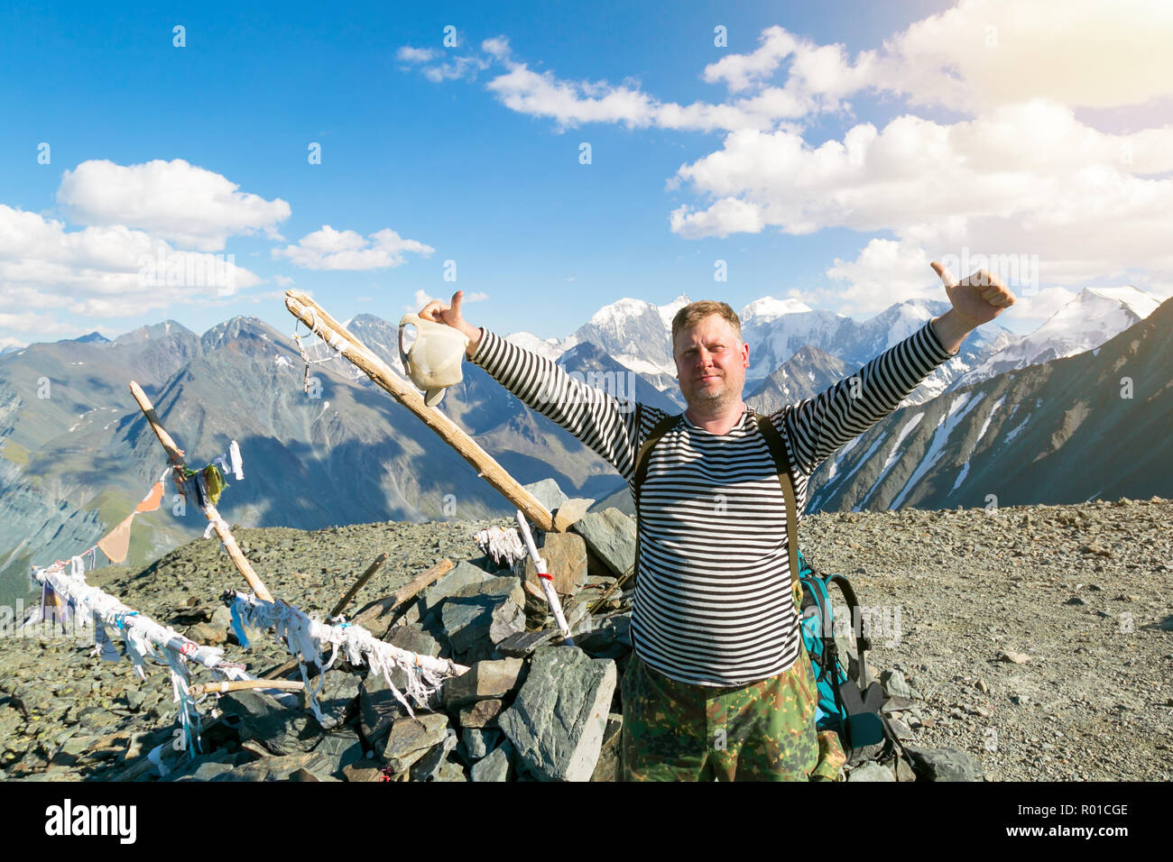 Meilleur mâle 45-50 ans heureusement en agitant sa main dans les montagnes. Banque D'Images