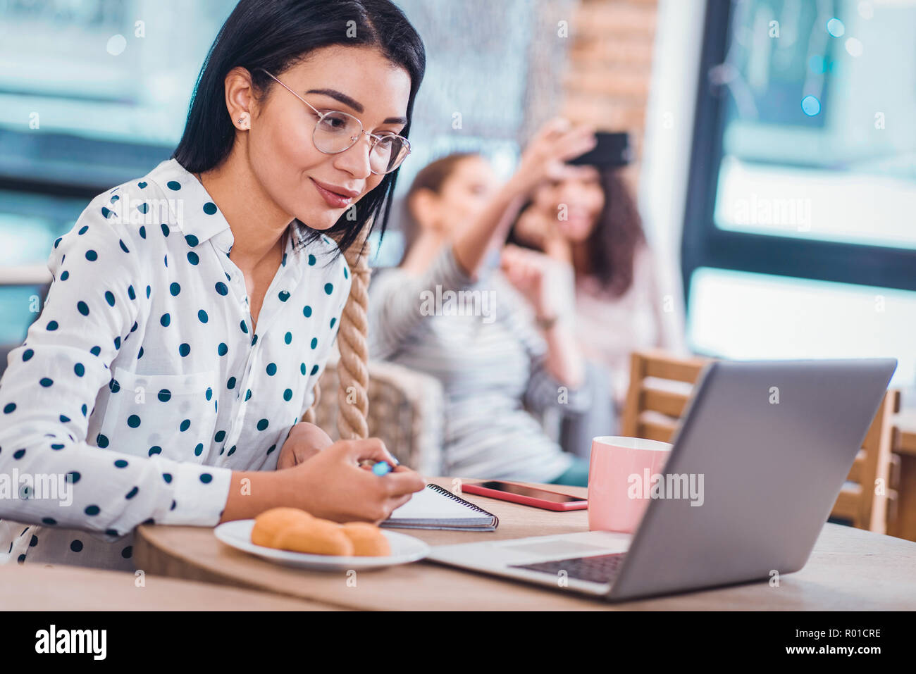 Smart nice femme travaillant en tant que freelance Banque D'Images