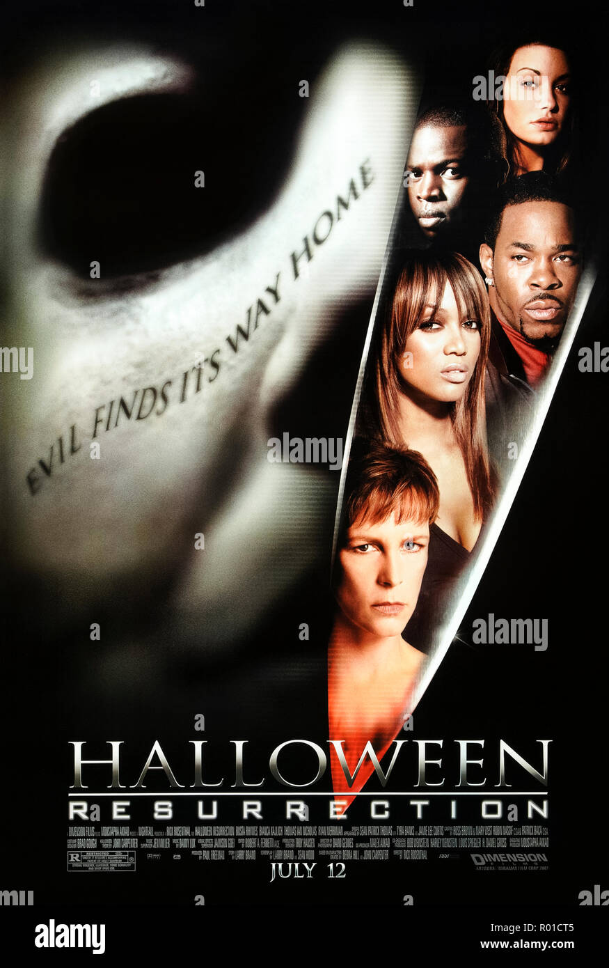 Halloween : Resurrection (2002) réalisé par Rick Rosenthal avec Jamie Lee Curtis, Busta Rhymes, Brad Loree et Bianca Kajlich. Le tueur en série Michael Myers revient à tuer l'investiture d'un reality show. Banque D'Images