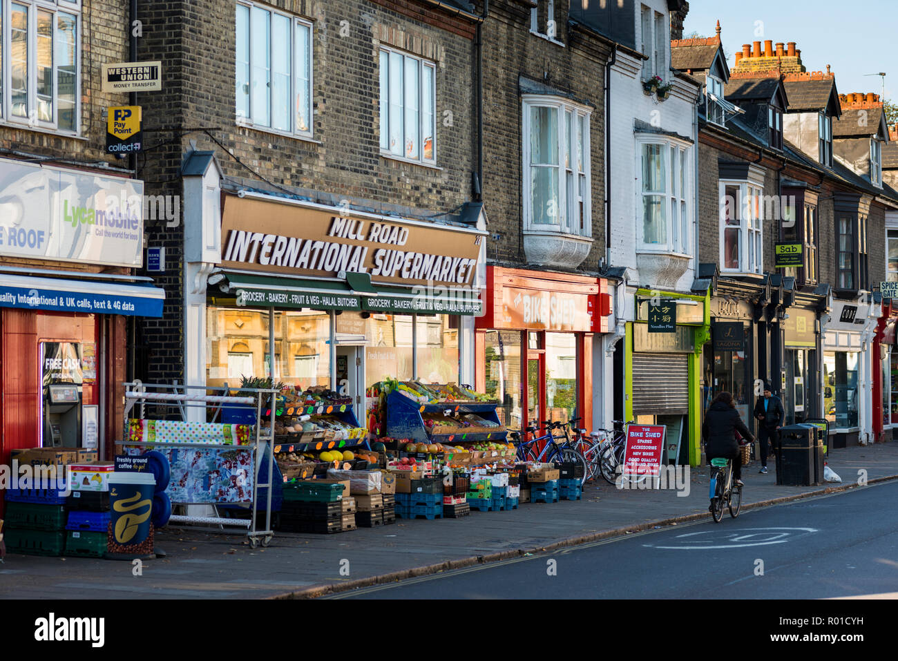 Mill Road Cambridge est l'une des destinations les plus dynamiques avec des cafés, des boutiques originales et des épiceries et restaurants. UK. Banque D'Images