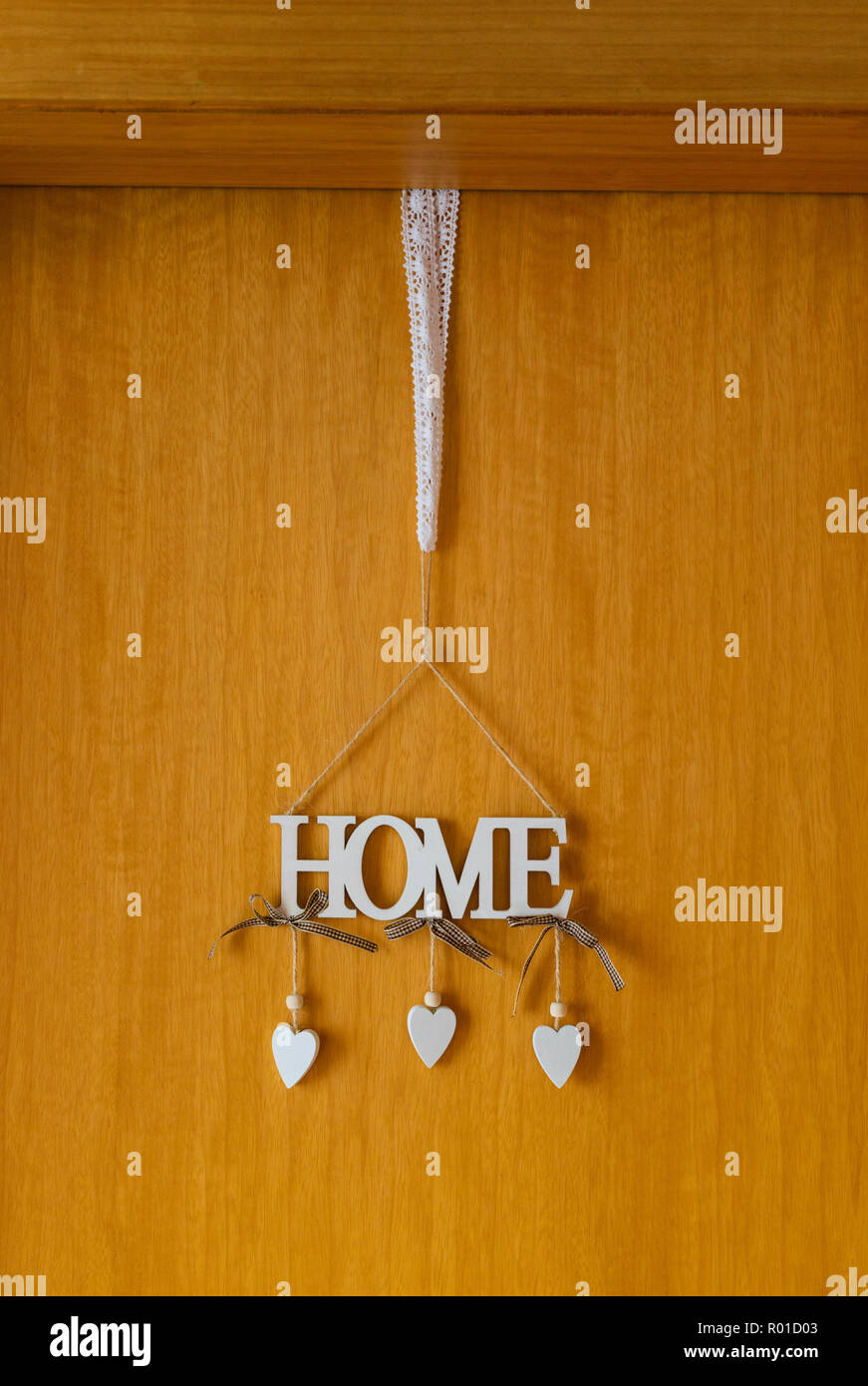 Mot d'accueil de décoration sur une porte d'entrée Photo Stock - Alamy