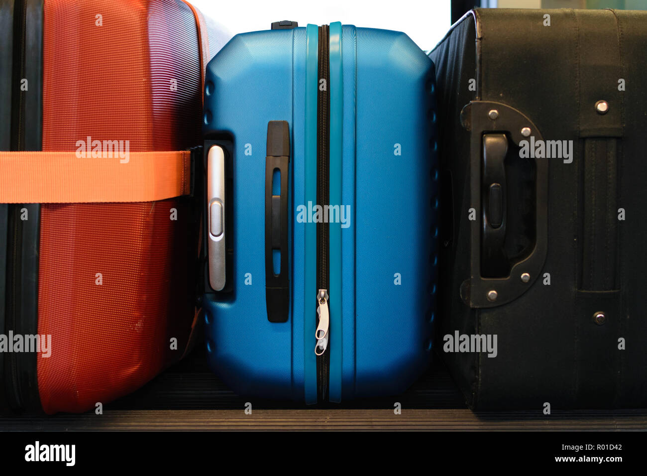 Concept de voyage, valises en tissu et plastique en couleur Banque D'Images