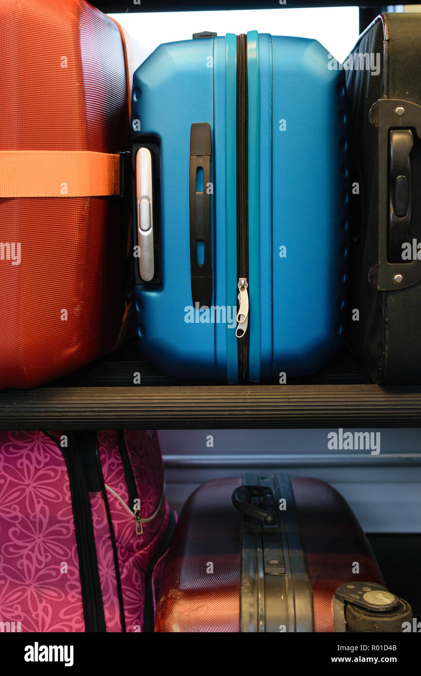 Concept de voyage, valises en tissu et plastique en couleur Banque D'Images