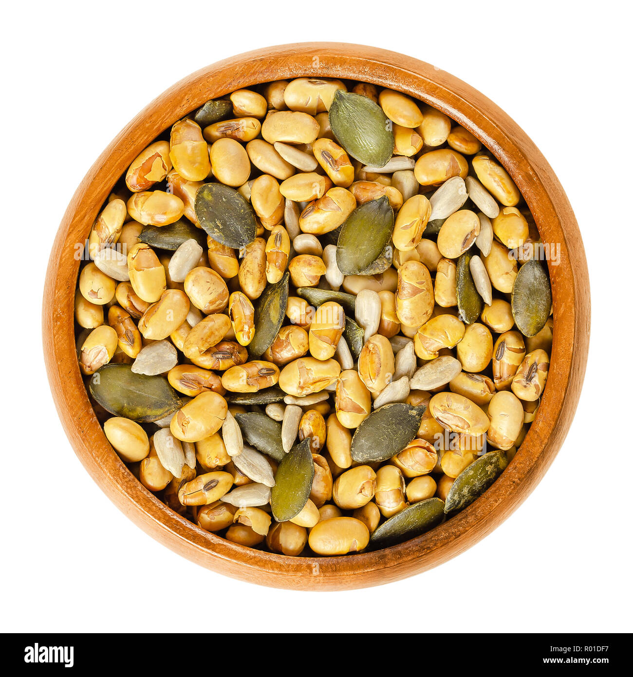 Snack-mix dans bol en bois. Les fèves de soja, graines de citrouille et de tournesol, rôti croustillant et légèrement salé, utilisé comme collation. Banque D'Images