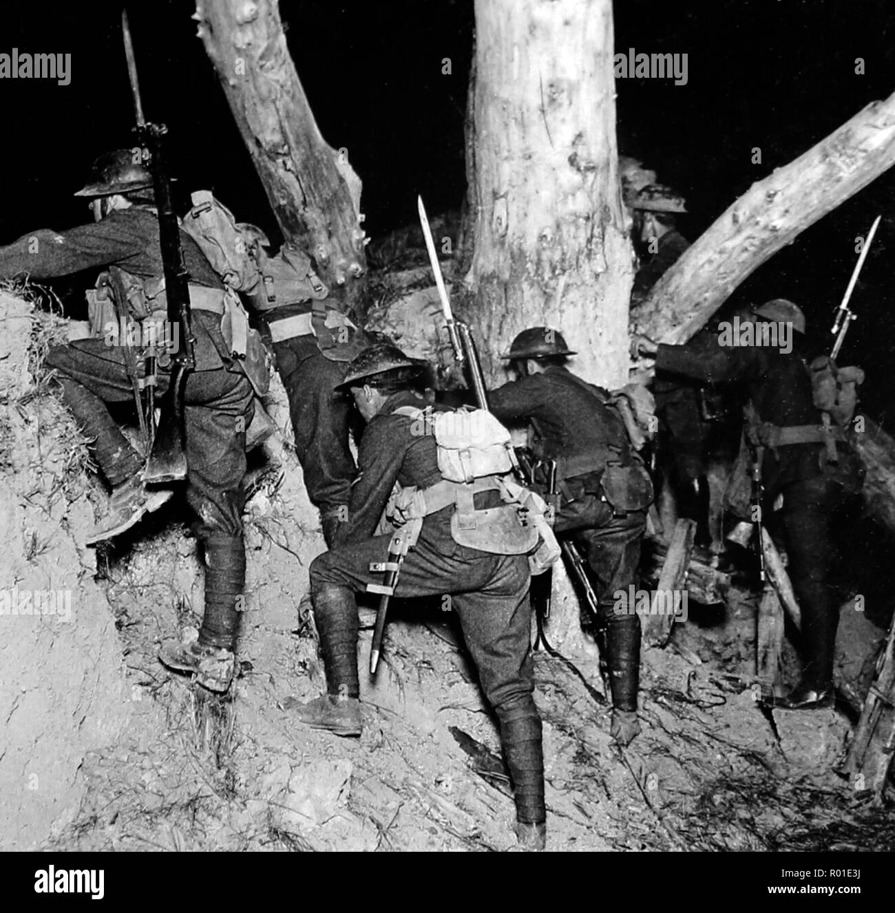 Un raid de nuit dans le no-mans-land près de Messines durant la Première Guerre mondiale Banque D'Images